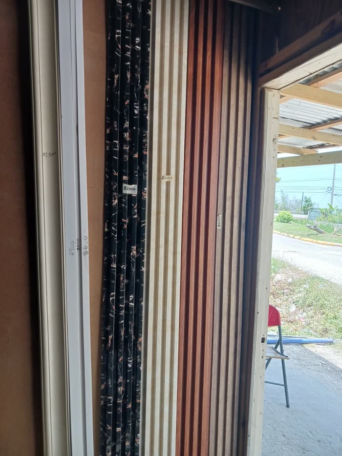 Mouldings and trim lengths by the door